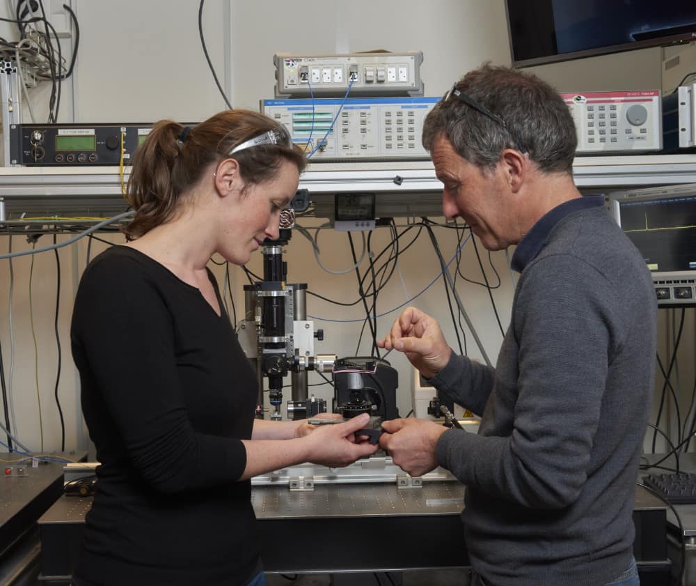 doctorante et son encadrant devant une manip