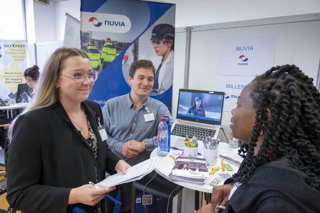 Jeudi 19 octobre, notre forum annuel INSTN Saclay étudiants-entreprises du nucléaire a accueilli 24 entreprises, des alumni, l'association WiN France, des stands, des mini-conférences, des ateliers RH, des RV personnalisés en vue de stages et de recrutements et 170 étudiants de nos formations Paris et province et doctorants du CEA : un forum grand format !