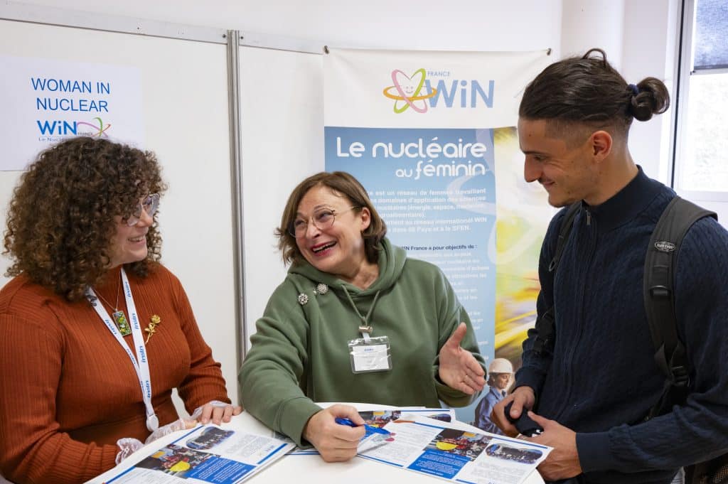 Jeudi 19 octobre, notre forum annuel INSTN Saclay étudiants-entreprises du nucléaire a accueilli 24 entreprises, des alumni, l'association WiN France, des stands, des mini-conférences, des ateliers RH, des RV personnalisés en vue de stages et de recrutements et 170 étudiants de nos formations Paris et province et doctorants du CEA : un forum grand format !