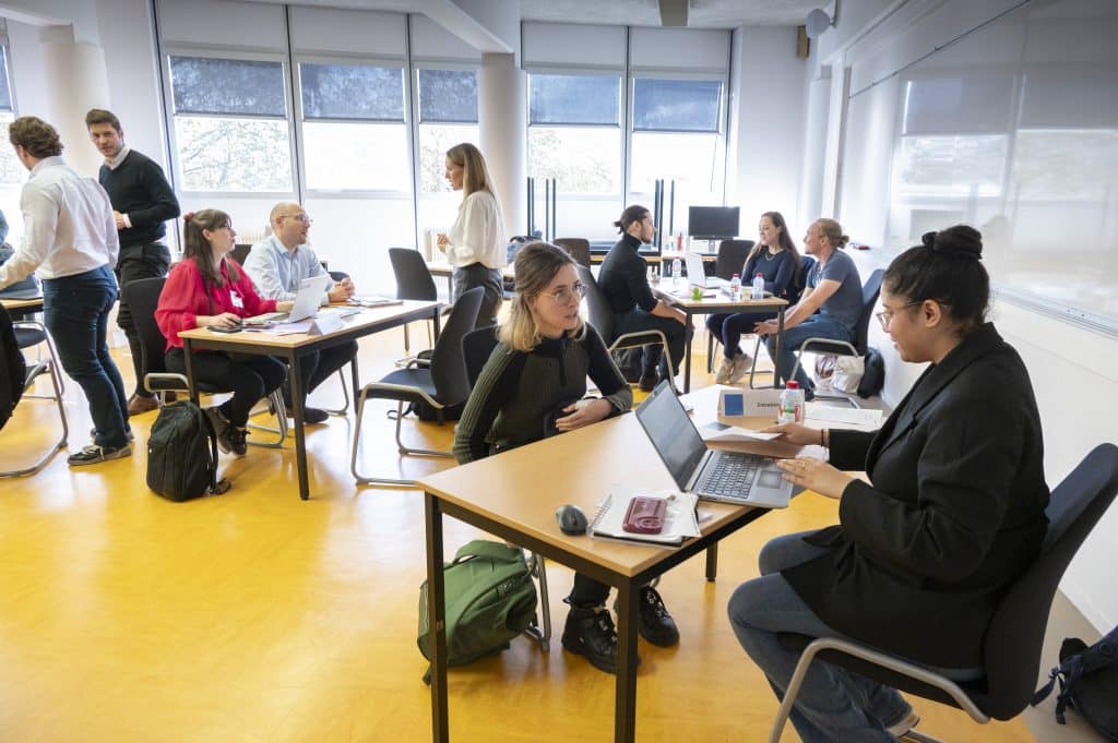 Jeudi 19 octobre, notre forum annuel INSTN Saclay étudiants-entreprises du nucléaire a accueilli 24 entreprises, des alumni, l'association WiN France, des stands, des mini-conférences, des ateliers RH, des RV personnalisés en vue de stages et de recrutements et 170 étudiants de nos formations Paris et province et doctorants du CEA : un forum grand format !