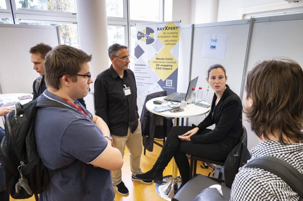 Jeudi 19 octobre, notre forum annuel INSTN Saclay étudiants-entreprises du nucléaire a accueilli 24 entreprises, des alumni, l'association WiN France, des stands, des mini-conférences, des ateliers RH, des RV personnalisés en vue de stages et de recrutements et 170 étudiants de nos formations Paris et province et doctorants du CEA : un forum grand format !