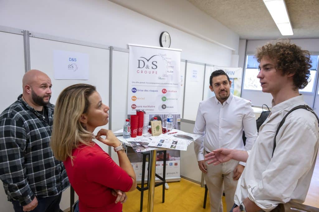 Jeudi 19 octobre, notre forum annuel INSTN Saclay étudiants-entreprises du nucléaire a accueilli 24 entreprises, des alumni, l'association WiN France, des stands, des mini-conférences, des ateliers RH, des RV personnalisés en vue de stages et de recrutements et 170 étudiants de nos formations Paris et province et doctorants du CEA : un forum grand format !