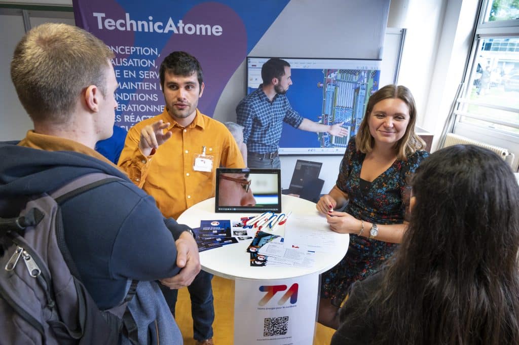 Jeudi 19 octobre, notre forum annuel INSTN Saclay étudiants-entreprises du nucléaire a accueilli 24 entreprises, des alumni, l'association WiN France, des stands, des mini-conférences, des ateliers RH, des RV personnalisés en vue de stages et de recrutements et 170 étudiants de nos formations Paris et province et doctorants du CEA : un forum grand format !