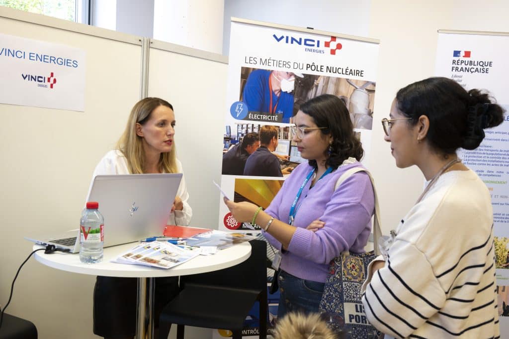 Jeudi 19 octobre, notre forum annuel INSTN Saclay étudiants-entreprises du nucléaire a accueilli 24 entreprises, des alumni, l'association WiN France, des stands, des mini-conférences, des ateliers RH, des RV personnalisés en vue de stages et de recrutements et 170 étudiants de nos formations Paris et province et doctorants du CEA : un forum grand format !