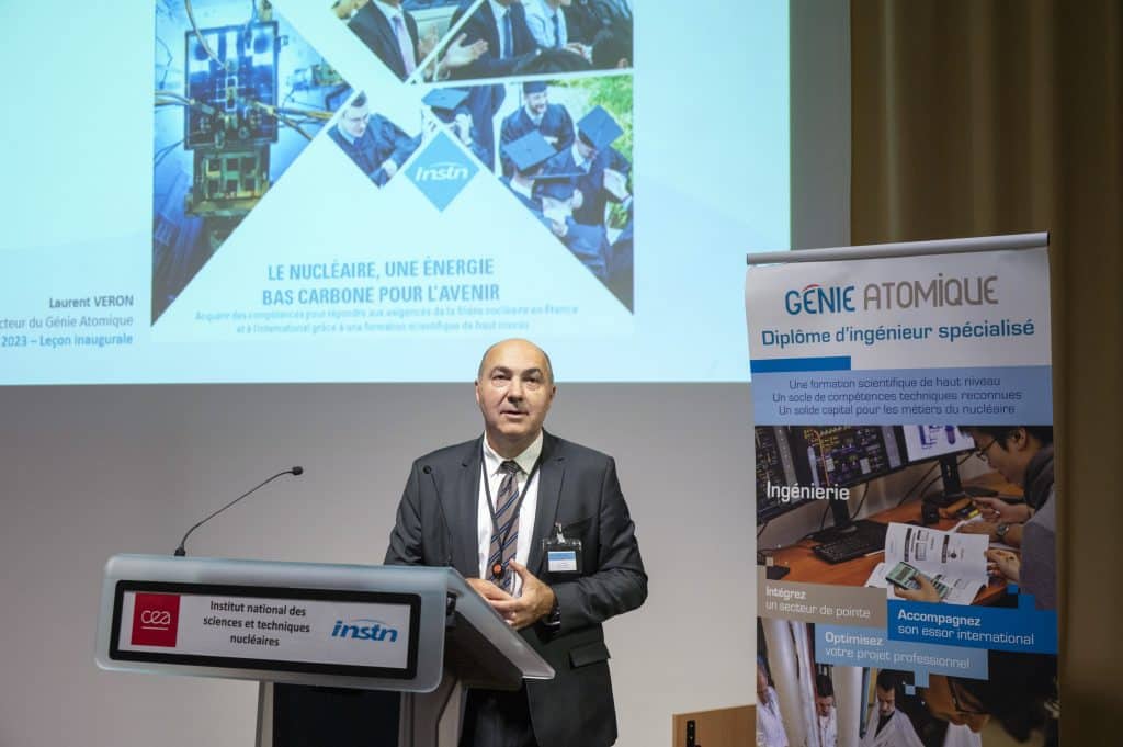 Comment réussir à construire de nouvelles centrales nucléaires dans les temps ? Moment fort de l'année pour l'INSTN, la leçon inaugurale de notre diplôme INSTN d'Ingénieur spécialisé en Génie atomique a été prononcée ce mardi 17 octobre 2023 à Saclay par Stéphane Aubarbier, directeur général délégué d'Assystem.