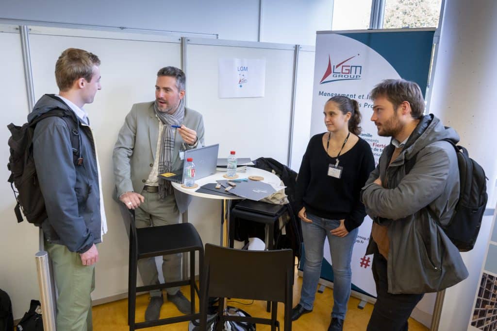 Jeudi 19 octobre, notre forum annuel INSTN Saclay étudiants-entreprises du nucléaire a accueilli 24 entreprises, des alumni, l'association WiN France, des stands, des mini-conférences, des ateliers RH, des RV personnalisés en vue de stages et de recrutements et 170 étudiants de nos formations Paris et province et doctorants du CEA : un forum grand format !