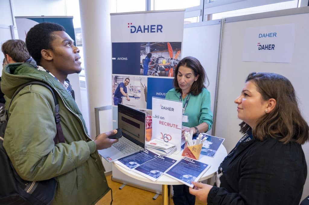 Jeudi 19 octobre, notre forum annuel INSTN Saclay étudiants-entreprises du nucléaire a accueilli 24 entreprises, des alumni, l'association WiN France, des stands, des mini-conférences, des ateliers RH, des RV personnalisés en vue de stages et de recrutements et 170 étudiants de nos formations Paris et province et doctorants du CEA : un forum grand format !