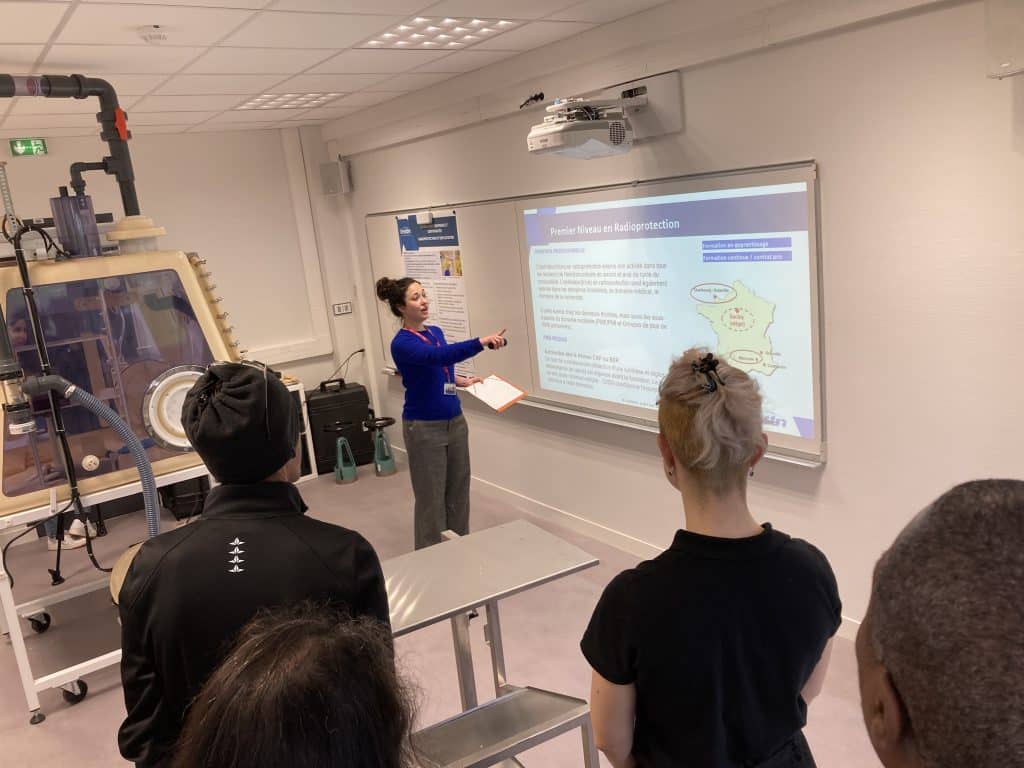 Du 5 au 9 février 2024, aura lieu la deuxième édition de la Semaine des métiers du nucléaire coorganisée par l’Université des métiers du nucléaire UMN avec Pôle Emploi, en partenariat avec l’ensemble des membres fondateurs de l’UMN dont le CEA et l'INSTN. Cet événement national vise à organiser des actions permettant de faire découvrir les métiers, les formations et les emplois du nucléaire : des visites d’entreprises, des jobs dating, forums de recrutement, web conférences….